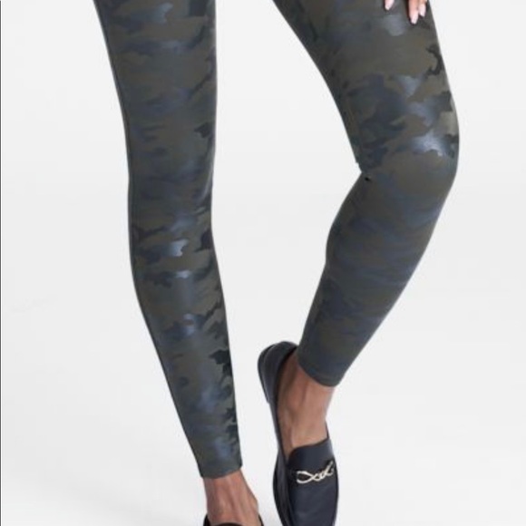 🔥 NWT SPANX FAUX LEATHER LEGGING CAMO GREEN XS - Picture 3 of 5